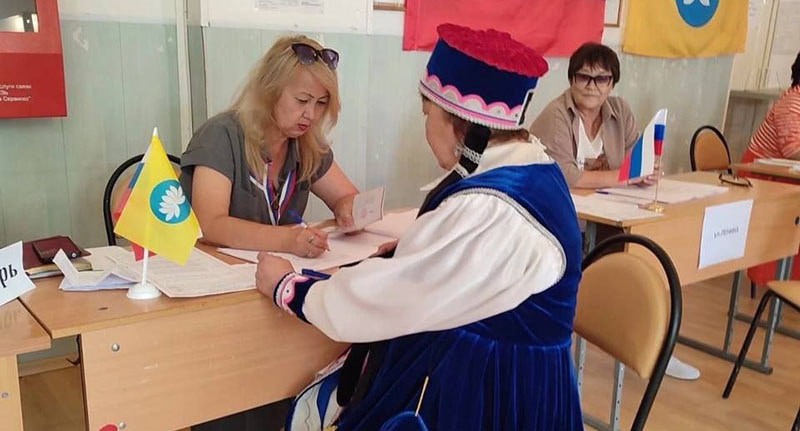 Избирательница голосует на выборах главы Калмыкии. Фото: избирком республики - https://vk.com/wall-205355697_981 Избирательница голосует на выборах главы Калмыкии. Фото: избирком республики - https://vk.com/wall-205355697_981