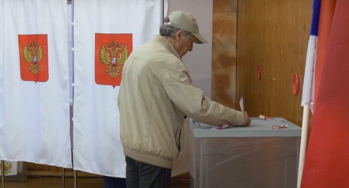 Избиратель голосует на выборах. Кадр из видео https://www.youtube.com/watch?v=McU7QcSzFws Избиратель голосует на выборах. Кадр из видео https://www.youtube.com/watch?v=McU7QcSzFws