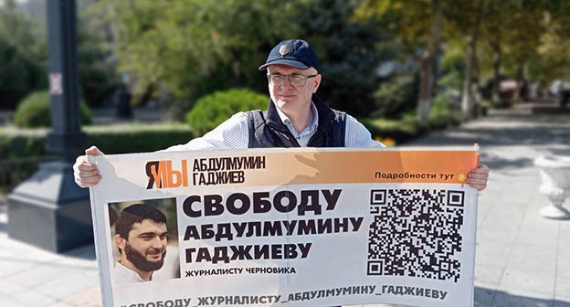 Магомед Магомедов в одиночном пикете. Махачкала, 16 сентября 2024 года. Фото: Телеграм-канал "Черновик" Магомед Магомедов в одиночном пикете. Махачкала, 16 сентября 2024 года. Фото: Телеграм-канал "Черновик"