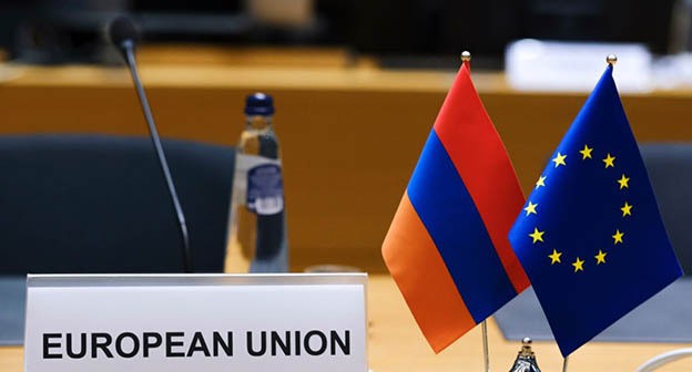 Флаги Армении и Азербайджана. Фото: https://jam-news.net/ Флаги Армении и Азербайджана. Фото: https://jam-news.net/
