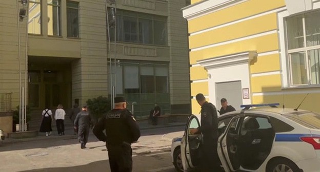 Cтрельба возле офиса Wildberries. Скриншот видео https://www.mk.ru/video/2024/09/18/v-centre-moskvy-vozle-ofisa-wildberries-proizoshla-strelba-video-s-mesta.html Cтрельба возле офиса Wildberries. Скриншот видео https://www.mk.ru/video/2024/09/18/v-centre-moskvy-vozle-ofisa-wildberries-proizoshla-strelba-video-s-mesta.html