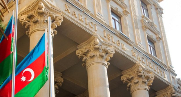 Флаги Азербайджана. Фото: https://vesti.az/politika/baku-obratilsya-k-mid-rf-po-povodu-zaderzannyx-azerbaidzancev-v-cecne-525656 Флаги Азербайджана. Фото: https://vesti.az/politika/baku-obratilsya-k-mid-rf-po-povodu-zaderzannyx-azerbaidzancev-v-cecne-525656