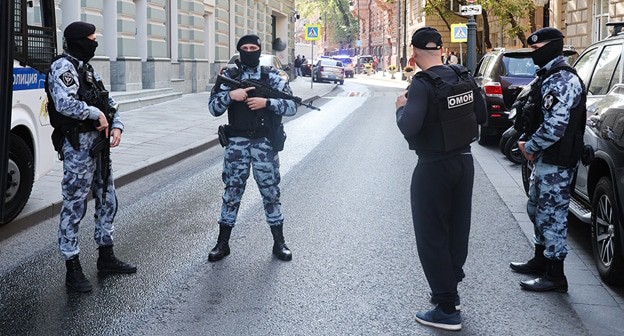 Силовики в центре Москвы, стоп-кадр видео https://rutube.ru/video/21313a3944fcc2dd8f3b01b7371915e2/ Силовики в центре Москвы, стоп-кадр видео https://rutube.ru/video/21313a3944fcc2dd8f3b01b7371915e2/