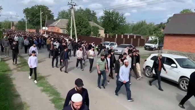 Похороны Адама Алмазова и Исламбека Эльмурзиева. 22 сентября 2024 г. Скриншот видео https://www.youtube.com/watch?v=YE16-qJ5uiw Похороны Адама Алмазова и Исламбека Эльмурзиева. 22 сентября 2024 г. Скриншот видео https://www.youtube.com/watch?v=YE16-qJ5uiw
