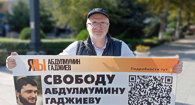 Магомед Магомедов в одиночном пикете. Махачкала, 23 сентября 2024 года. Фото: Телеграм-канал "Черновик" Магомед Магомедов в одиночном пикете. Махачкала, 23 сентября 2024 года. Фото: Телеграм-канал "Черновик"