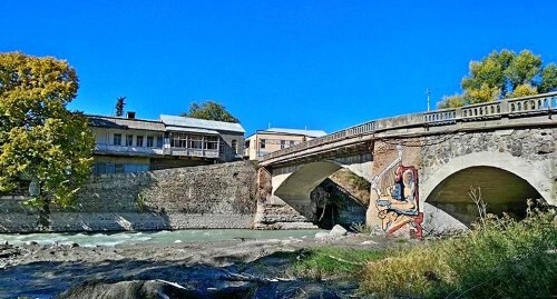 Старый мост в Цхинвале, фото со страницы группы в Facebook* https://www.facebook.com/photo/?fbid=5676454889099809&set=p.5676454889099809 Старый мост в Цхинвале, фото со страницы группы в Facebook* https://www.facebook.com/photo/?fbid=5676454889099809&set=p.5676454889099809