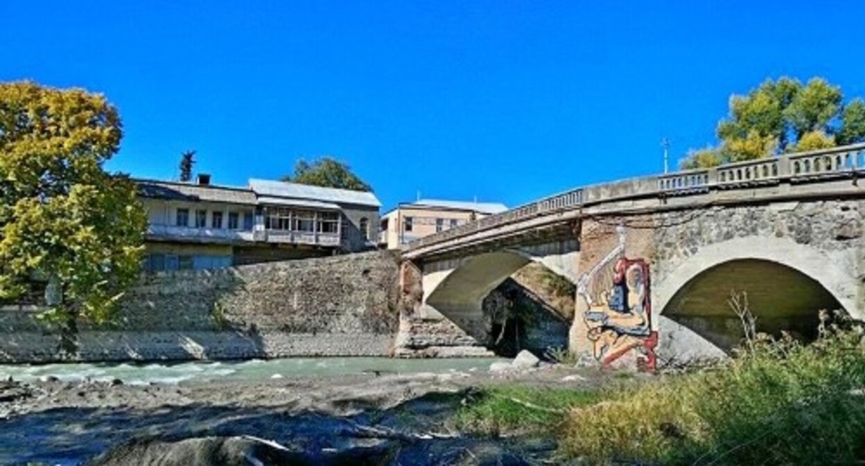 Старый мост в Цхинвале, фото со страницы группы в Facebook* https://www.facebook.com/photo/?fbid=5676454889099809&set=p.5676454889099809 Старый мост в Цхинвале, фото со страницы группы в Facebook* https://www.facebook.com/photo/?fbid=5676454889099809&set=p.5676454889099809