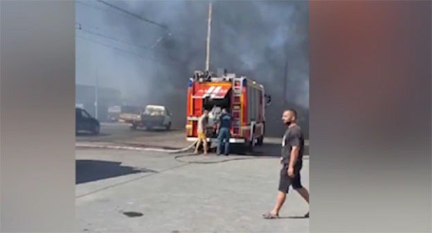 Тушение пожара в промзоне Таганрога. Скриншот видео https://regnum.ru/news/3918361 Тушение пожара в промзоне Таганрога. Скриншот видео https://regnum.ru/news/3918361
