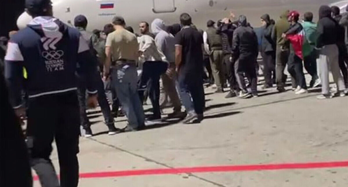 Беспорядки в Махачкале. Октябрь 2023 года. Скриншот видео Телеграм-канала "Раньше всех. Ну почти"
Беспорядки в Махачкале. Октябрь 2023 года. Скриншот видео Телеграм-канала "Раньше всех. Ну почти"