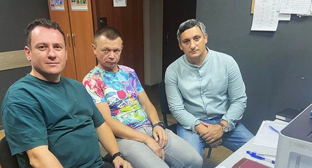 Александр Сафронов (справа) и Виталий Черкасов (в центре). Фото: "Утренний Юг" https://utyug.info/new/49859/ Александр Сафронов (справа) и Виталий Черкасов (в центре). Фото: "Утренний Юг" https://utyug.info/new/49859/