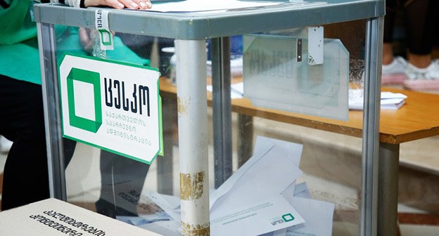 Урна для бюллетеней. Фото: report.az https://report.az/ru/v-regione/azerbajdzhancy-gruzii-proyavlyayut-aktivnost-na-vyborah/ Урна для бюллетеней. Фото: report.az https://report.az/ru/v-regione/azerbajdzhancy-gruzii-proyavlyayut-aktivnost-na-vyborah/