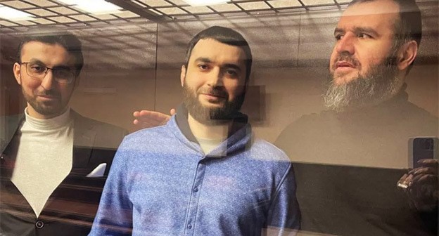 Кемал Тамбиев, Абдулмумин Гаджиев, Абубакар Ризванов (в зале суда). Фото: Газета "Черновик" https://chernovik.net/news/k-chemu-prizyval-abdulmumin Кемал Тамбиев, Абдулмумин Гаджиев, Абубакар Ризванов (в зале суда). Фото: Газета "Черновик" https://chernovik.net/news/k-chemu-prizyval-abdulmumin