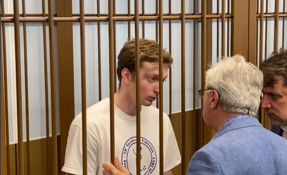 Тимур Бажаев в зале суда. Фото: "Телеканал 360" https://vk.com/wall-43618728_3090896 Тимур Бажаев в зале суда. Фото: "Телеканал 360" https://vk.com/wall-43618728_3090896
