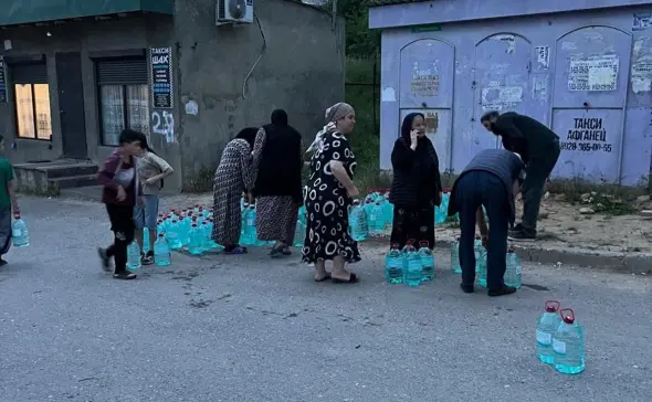 Раздача бутилированной воды жителям Буйнакска. Фото: gorodbuynaksk / Telegram Раздача бутилированной воды жителям Буйнакска. Фото: gorodbuynaksk / Telegram