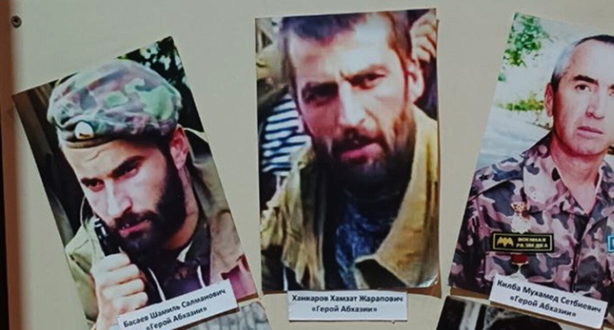 Портрет Шамиля Басаева в Государственном музее Абхазии. Фото: https://t.me/Hard_Blog_t.me/9828 Портрет Шамиля Басаева в Государственном музее Абхазии. Фото: https://t.me/Hard_Blog_t.me/9828