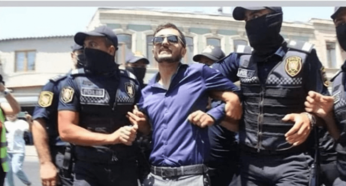 Задержание Эльвина Мустафаева. фото Turan от 11.08.23, https://www.turan.az/ext/news/2023/8/free/Social/ru/7462.htm. Задержание Эльвина Мустафаева. фото Turan от 11.08.23, https://www.turan.az/ext/news/2023/8/free/Social/ru/7462.htm.