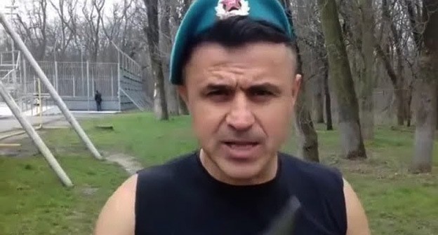 Асхабали Алибеков. Cкриншот видео "Дикий десантник" https://www.youtube.com/watch?v=Xf4kH0cCmKE Асхабали Алибеков. Cкриншот видео "Дикий десантник" https://www.youtube.com/watch?v=Xf4kH0cCmKE