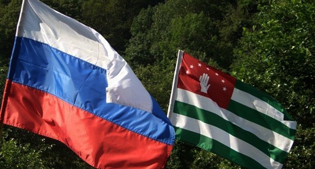 Флаги России и Абхазии. Фото: http://abkhazinform.com/ Флаги России и Абхазии. Фото: http://abkhazinform.com/