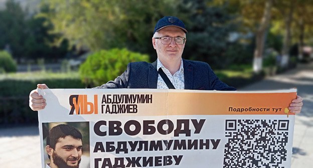 Магомед Магомедов в одиночном пикете. Махачкала, 7 октября 2024 года. Фото: Телеграм-канал "Черновик" Магомед Магомедов в одиночном пикете. Махачкала, 7 октября 2024 года. Фото: Телеграм-канал "Черновик"