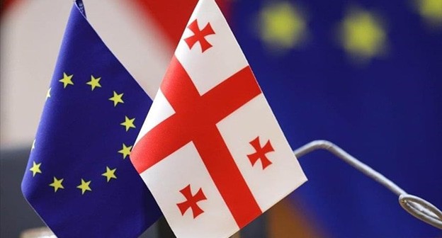 Флаги ЕС и Грузии. Фото: "Грозный-Информ" https://grozny-inform.ru/news/world/146601/ Флаги ЕС и Грузии. Фото: "Грозный-Информ" https://grozny-inform.ru/news/world/146601/