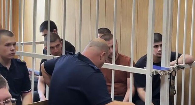 Обвиняемых в причастности к беспорядкам в махачкалинском аэропорту. Скриншот видео из Телеграм канала пресс-службы судов Кубани Обвиняемых в причастности к беспорядкам в махачкалинском аэропорту. Скриншот видео из Телеграм канала пресс-службы судов Кубани