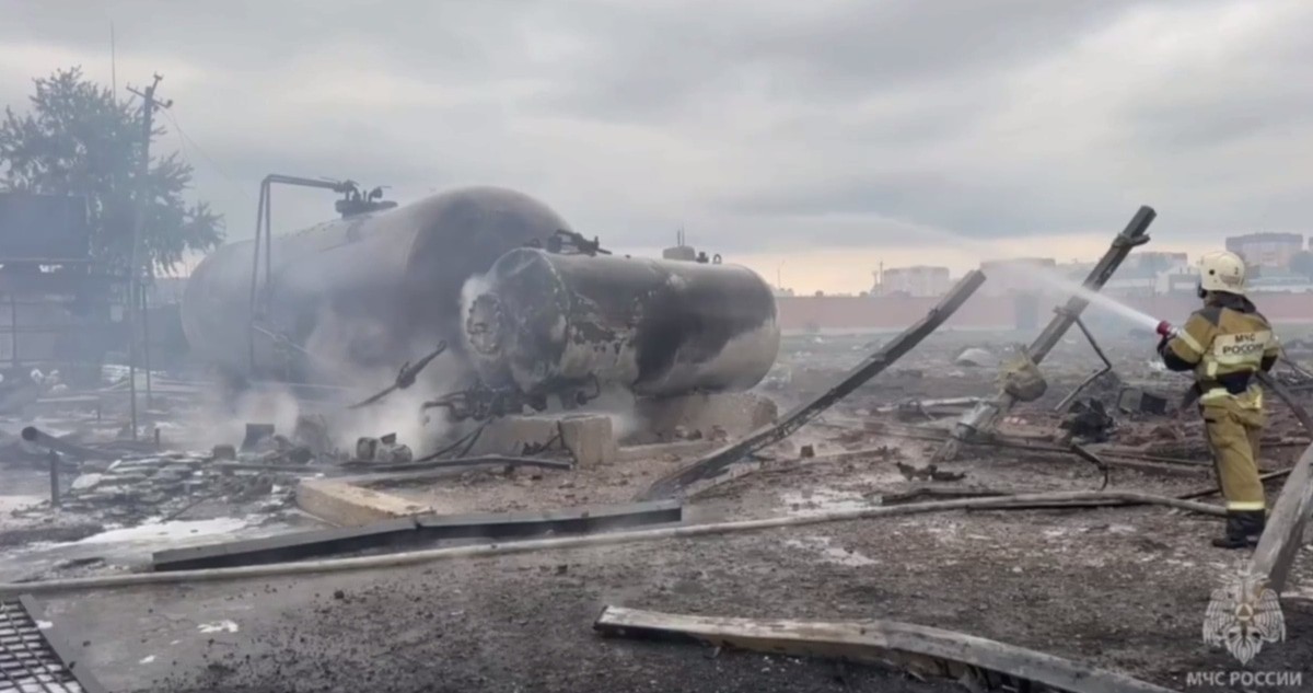 Тушение пожара на месте взрыва на АЗС в Грозном. Кадр видео МЧС https://t.me/mchs_official/23301 Тушение пожара на месте взрыва на АЗС в Грозном. Кадр видео МЧС https://t.me/mchs_official/23301
