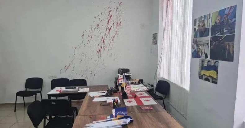 Последствия нападения на офис ЕНД в Тбилиси. Фото: "ИнтерпрессНьюс" https://www.interpressnews.ge/ru/article/163566-levan-khabeishvili-v-varketilskom-ofise-end-ustroen-pogrom Последствия нападения на офис ЕНД в Тбилиси. Фото: "ИнтерпрессНьюс" https://www.interpressnews.ge/ru/article/163566-levan-khabeishvili-v-varketilskom-ofise-end-ustroen-pogrom