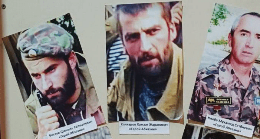 Портрет Басаева на выставке в Абхазии. Скриншот фото "Аиашара" от 17.10.24, https://t.me/aiashara/7313 Портрет Басаева на выставке в Абхазии. Скриншот фото "Аиашара" от 17.10.24, https://t.me/aiashara/7313