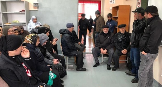 Учителя школы в селе Хубар объявили забастовку. Фото: "Голос Дагестана" от 15 октября 2024 г. https://m.vk.com/wall-74219800_2590611 Учителя школы в селе Хубар объявили забастовку. Фото: "Голос Дагестана" от 15 октября 2024 г. https://m.vk.com/wall-74219800_2590611