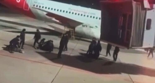 Задержание протестующих во время беспорядков в аэропорту Махачкалы. Октябрь 2023 г. Скриншот видео РБК https://www.rbc.ru/politics/29/10/2023/653ec6df9a7947adeee2306b Задержание протестующих во время беспорядков в аэропорту Махачкалы. Октябрь 2023 г. Скриншот видео РБК https://www.rbc.ru/politics/29/10/2023/653ec6df9a7947adeee2306b