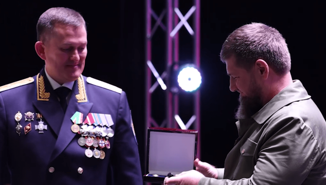 Дмитрий Кечкин (слева) вручает награду Рамзану Кадырову. Стоп-кадр видео из Telegram-канала Кадырова от 19.10.24, https://t.me/RKadyrov_95/5181 Дмитрий Кечкин (слева) вручает награду Рамзану Кадырову. Стоп-кадр видео из Telegram-канала Кадырова от 19.10.24, https://t.me/RKadyrov_95/5181