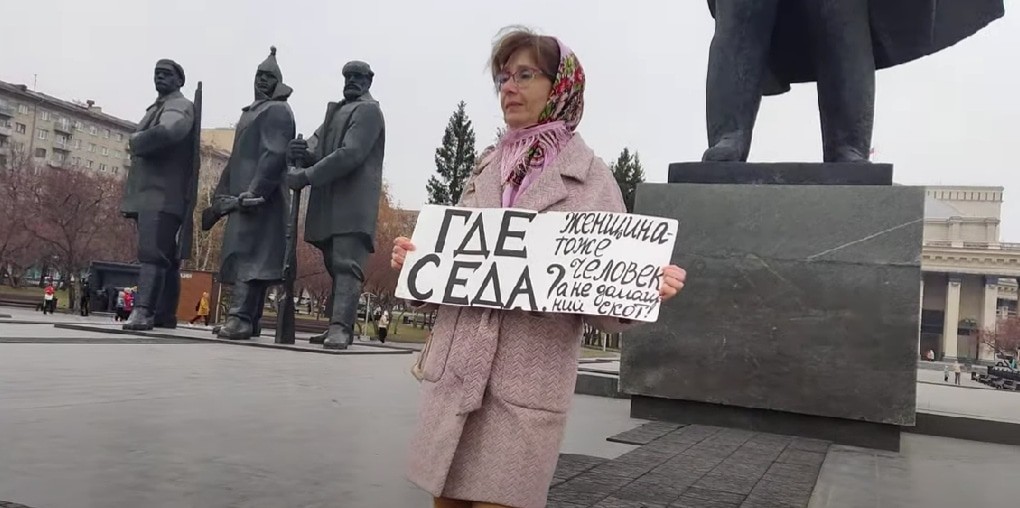 Елена Тардасова-Юн на пикете. Новосибирск, 19 октября 2024 года. Кадр видео с YouTube-канала KrasNews LIVE https://www.youtube.com/watch?v=yfmJgw2pf6k Елена Тардасова-Юн на пикете. Новосибирск, 19 октября 2024 года. Кадр видео с YouTube-канала KrasNews LIVE https://www.youtube.com/watch?v=yfmJgw2pf6k
