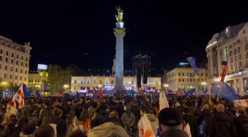 Митинг в центре Тбилиси. Кадр видео из телеграм-канала NEWSGEORGIA / "Новости – Грузия" https://t.me/NGnewsgeorgia/18941 Митинг в центре Тбилиси. Кадр видео из телеграм-канала NEWSGEORGIA / "Новости – Грузия" https://t.me/NGnewsgeorgia/18941