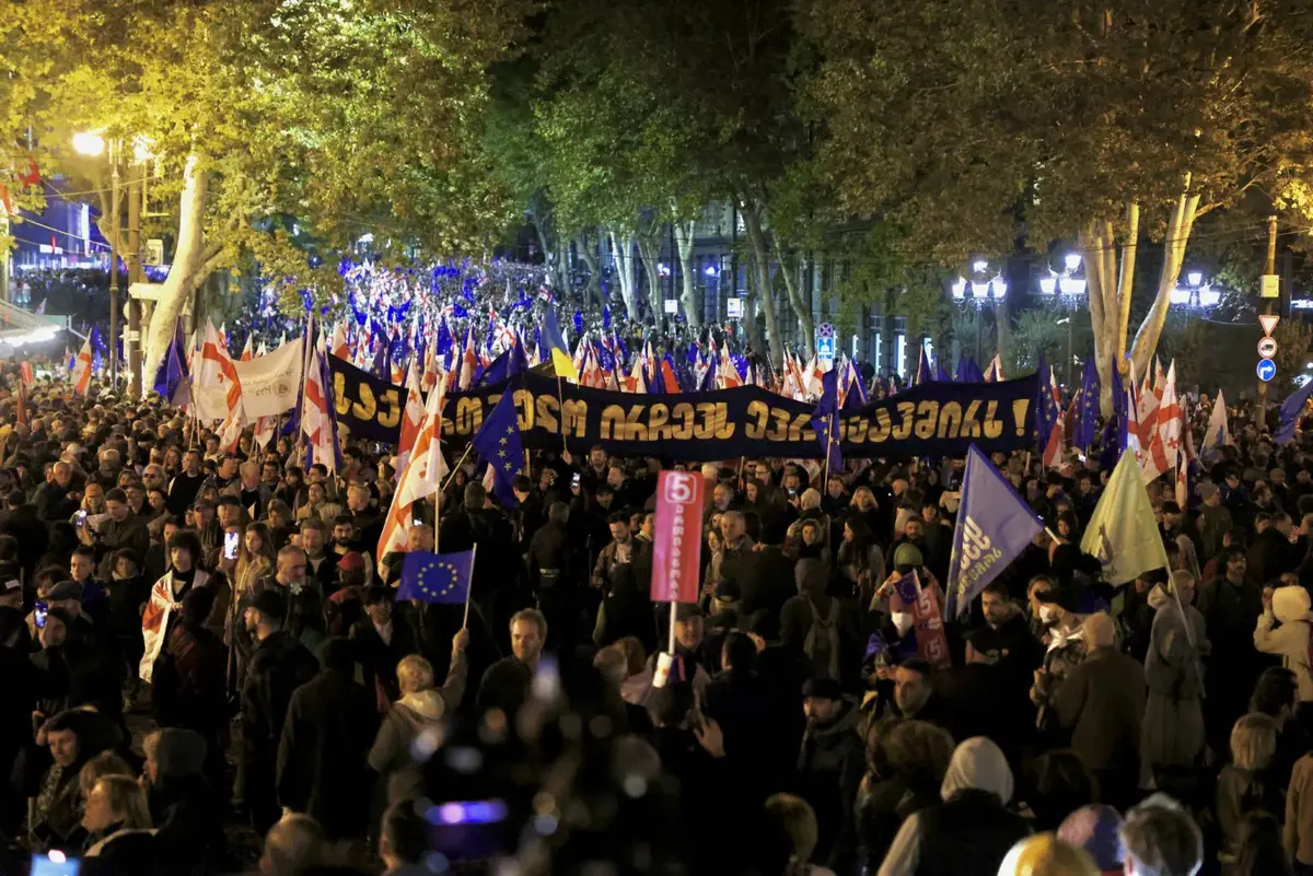 Участники митинга держат плакат в поддержку евроинтеграции Грузии. Фото: Гурам Мурадов/Civil.ge Участники митинга держат плакат в поддержку евроинтеграции Грузии. Фото: Гурам Мурадов/Civil.ge