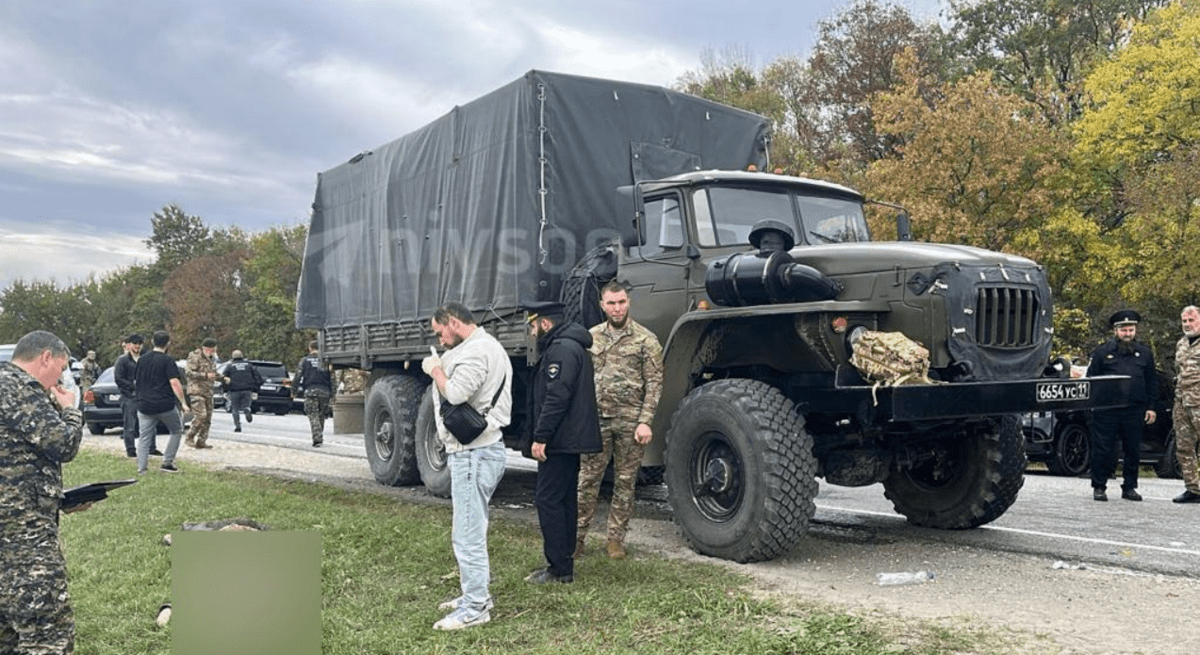 Силовики у обстрелянного автомобиля. Скринщот фото Telegram-канала RusNews от 24.10.24, https://t.me/rusnews/61330 Силовики у обстрелянного автомобиля. Скринщот фото Telegram-канала RusNews от 24.10.24, https://t.me/rusnews/61330