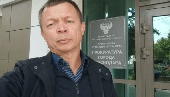 Виталий Черкасов у здания прокуратуры Краснодара. Видео от 18.10.24, https://t.me/AZBUKA_GOROZHANINA/1895.
