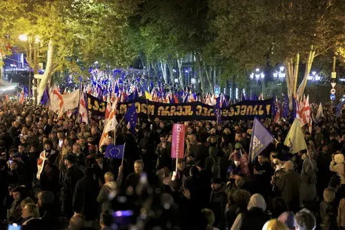 Участники митинга держат плакат в поддержку евроинтеграции Грузии. Фото: Гурам Мурадов/Civil.ge Участники митинга держат плакат в поддержку евроинтеграции Грузии. Фото: Гурам Мурадов/Civil.ge