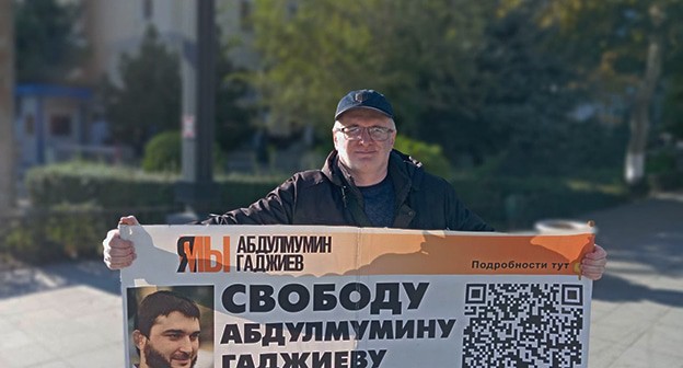 Мамомед Магомедов в одиночном пикете. Махачкала, 28 октября 2024 г. Фото: Телеграм "Черновик" Мамомед Магомедов в одиночном пикете. Махачкала, 28 октября 2024 г. Фото: Телеграм "Черновик"