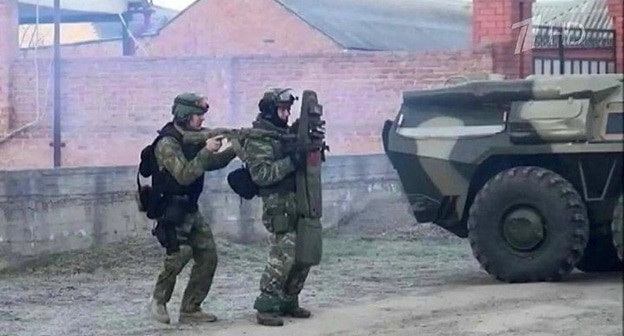 Сотрудники ФСБ во время задержания. Фото: https://www.1tv.ru/news/2016-11-24/314760-v_ingushetii_spetsnaz_fsb_unichtozhil_boevikov Сотрудники ФСБ во время задержания. Фото: https://www.1tv.ru/news/2016-11-24/314760-v_ingushetii_spetsnaz_fsb_unichtozhil_boevikov