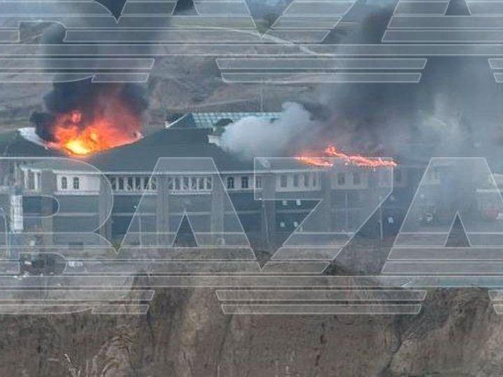 Атака беспилотника на здание на территории Российского университета спецназа в Гудермесе. 29 октября 2024 года. Фото: Телеграм-канал Baza Атака беспилотника на здание на территории Российского университета спецназа в Гудермесе. 29 октября 2024 года. Фото: Телеграм-канал Baza