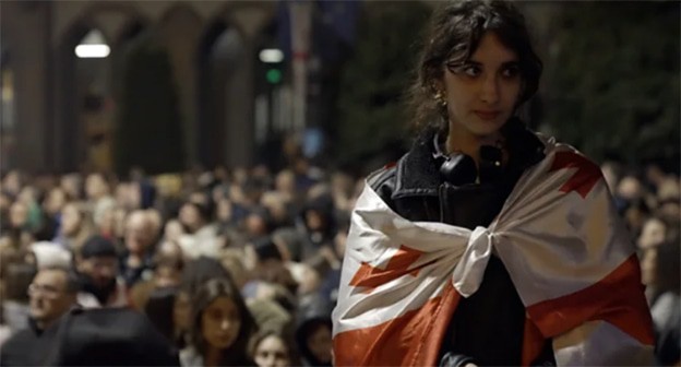 Митинг в Тбилиси 28 октября 2024 г. Скриншот видео https://www.bbc.com/russian/articles/c4gplz5jy3zo Митинг в Тбилиси 28 октября 2024 г. Скриншот видео https://www.bbc.com/russian/articles/c4gplz5jy3zo
