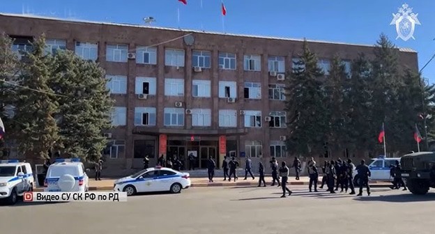 Обыски в мэрии Буйнакска. Скриншот видео СУ СК РФ по РД Обыски в мэрии Буйнакска. Скриншот видео СУ СК РФ по РД