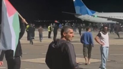 Беспорядки в Махачкале. 29 октября 2023 года. Скриншот видео https://www.currenttime.tv/a/32660404.html Беспорядки в Махачкале. 29 октября 2023 года. Скриншот видео https://www.currenttime.tv/a/32660404.html