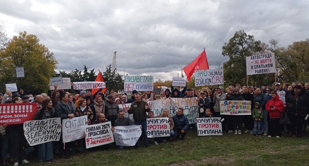 Участники митинга в Краснодаре, фото "Кавказского узла" Участники митинга в Краснодаре, фото "Кавказского узла"