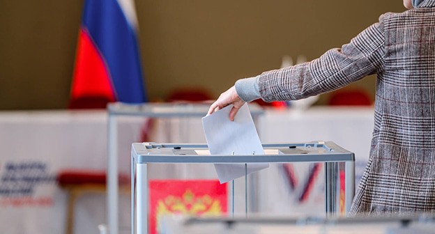 На избирательном участке. Фото: https://sirius-ft.ru/tpost/v-siriuse-startovali-pervye-v-istorii-federalnoy-territorii-vybory-prezidenta-rossii На избирательном участке. Фото: https://sirius-ft.ru/tpost/v-siriuse-startovali-pervye-v-istorii-federalnoy-territorii-vybory-prezidenta-rossii
