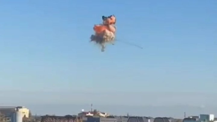 Атака дрона над Каспийском. Скриншот видео от 6 ноября 2024 г. Телеграм канал Трейлеры и видео https://t.me/sehensiesee/144 Атака дрона над Каспийском. Скриншот видео от 6 ноября 2024 г. Телеграм канал Трейлеры и видео https://t.me/sehensiesee/144