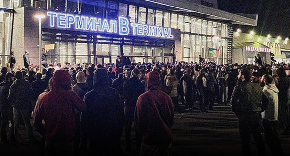 Беспорядки в аэропорту Уйташ. Махачкала, октябрь 2023 г. Фото: "Новости Казахстана" https://www.youtube.com/watch?v=Mys3gWpYMUc Беспорядки в аэропорту Уйташ. Махачкала, октябрь 2023 г. Фото: "Новости Казахстана" https://www.youtube.com/watch?v=Mys3gWpYMUc