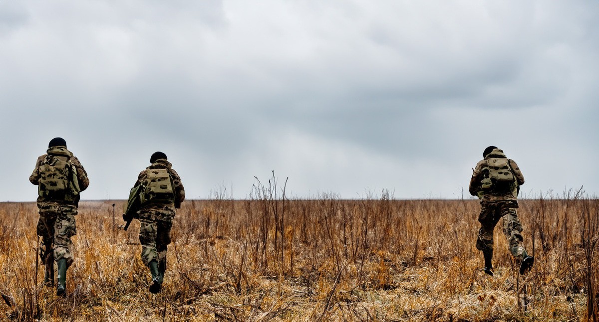 Военные идут по полю. Иллюстрация создана «Кавказским узлом» с помощью ИИ в программе Photoshop Военные идут по полю. Иллюстрация создана «Кавказским узлом» с помощью ИИ в программе Photoshop