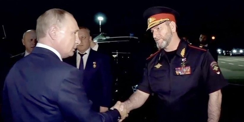 Владимир Путин и Аслан Ирасханов. Фото: ИА "Грозный-информ" https://www.grozny-inform.ru/news/society/166136/ Владимир Путин и Аслан Ирасханов. Фото: ИА "Грозный-информ" https://www.grozny-inform.ru/news/society/166136/