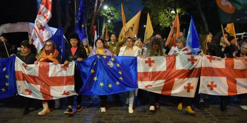 Участники акции протеста в Тбилиси. 9 ноября 2024 года. Фото: "ИнтерпрессНьюс" https://www.interpressnews.ge/ru/article/164293-aktsiia-protesta-zavershilas-ispolneniem-gimnov-gruzii-i-evrosoiuza-na-ploshchadi-geroev Участники акции протеста в Тбилиси. 9 ноября 2024 года. Фото: "ИнтерпрессНьюс" https://www.interpressnews.ge/ru/article/164293-aktsiia-protesta-zavershilas-ispolneniem-gimnov-gruzii-i-evrosoiuza-na-ploshchadi-geroev